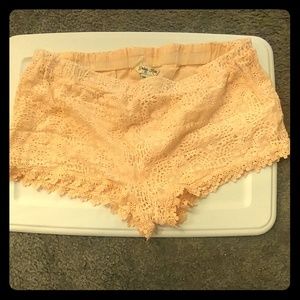 Indigo Rein Cotton Lace Shorts in Peach